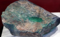 翡翠原石拍卖,珍宝竞逐，价值巅峰