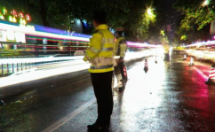 娱乐吃瓜酱交警小熊,交警小熊的娱乐吃瓜日常