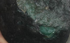 翡翠原石拍卖,珍宝竞逐，价值巅峰