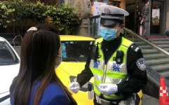 娱乐吃瓜酱交警小熊,交警小熊的娱乐吃瓜日常